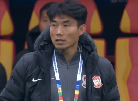  郑智携队备战强敌，团结拼搏铸就新征程。 体育新闻 郑智携队备战强敌，团结拼搏铸就新征程。 体育新闻