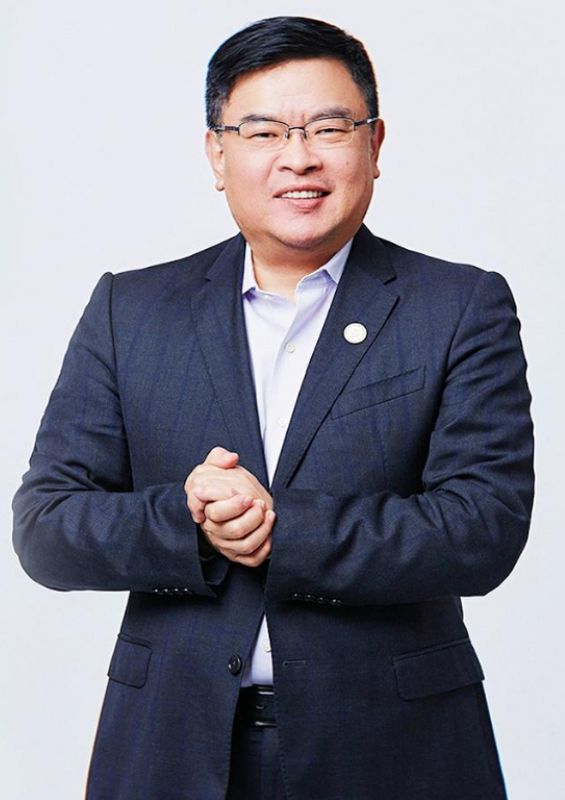  盈科掌门人梅向荣主动投案，其妹梅亚萍代理现身上海接待点；两套十年周期方案遭质疑，内部员工亦深陷资金困扰。 新闻