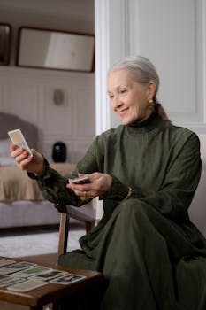  民政部发布养老服务消费补贴政策；中度以上失能老年人可按居住地申领；电子消费券助力照护服务。 健康养生