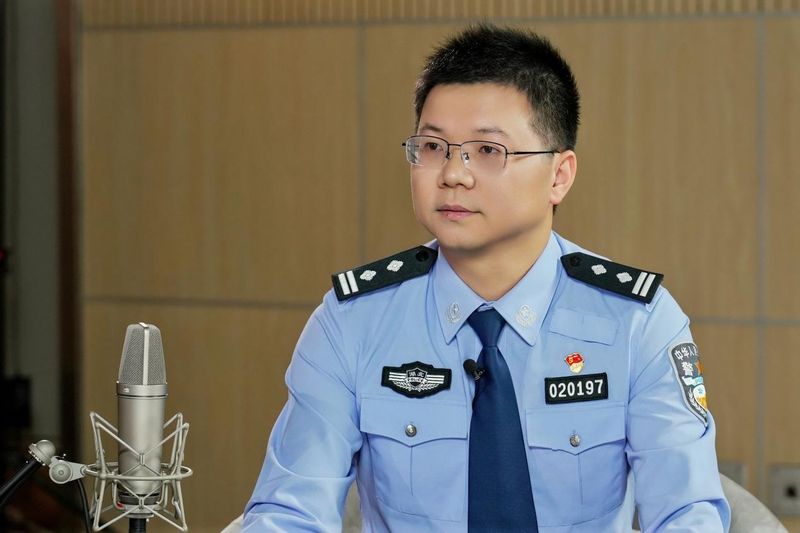  屏幕后的无名守护：一位程序员警官的最后一行代码 新闻