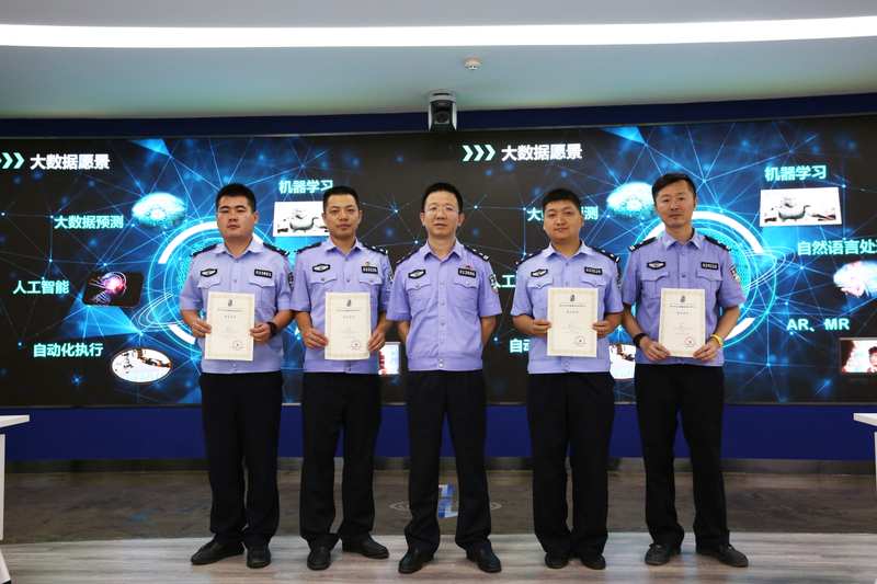  屏幕后的无名守护：一位程序员警官的最后一行代码 新闻