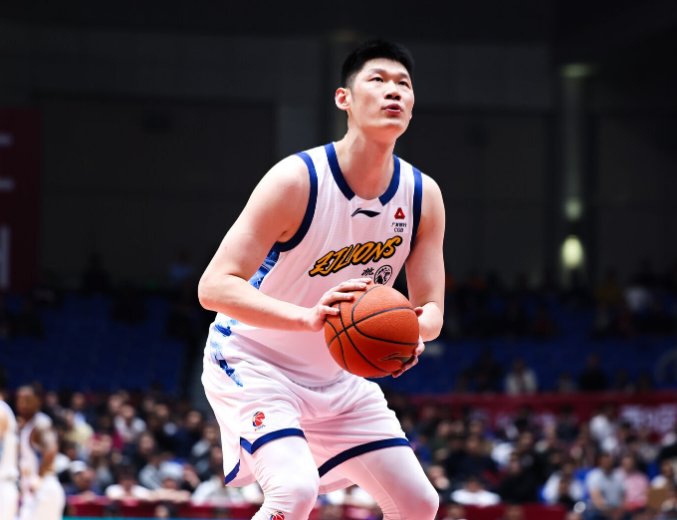  王浩然32分背后：深圳8连胜的技术密码与战术重构 体育新闻