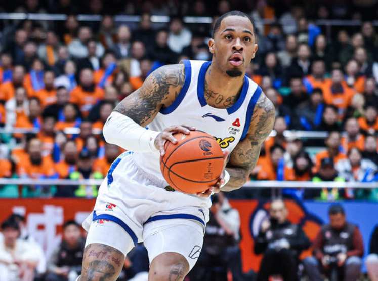  王浩然32分背后：深圳8连胜的技术密码与战术重构 体育新闻