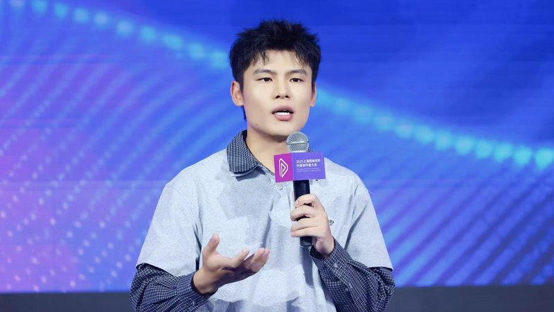  从8人间到万人舞台：何广智解码上海喜剧生态的底层逻辑 娱乐新闻