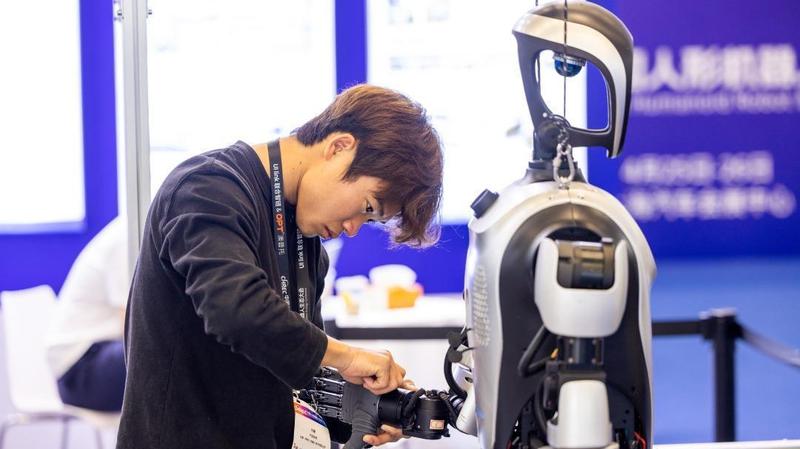  从8人间到万人舞台：何广智解码上海喜剧生态的底层逻辑 娱乐新闻