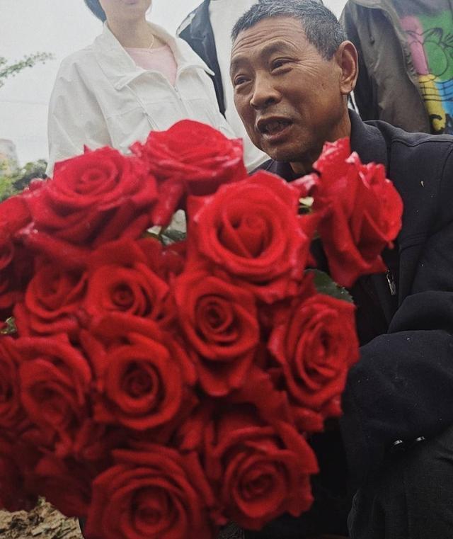  那个被游客喊作"爷爷"的花农，教会我们什么叫"活在热爱里" 情感心理