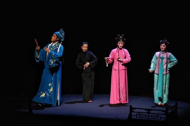  从偶像剧到900年梨园戏：曾龙的创作方法论 娱乐新闻